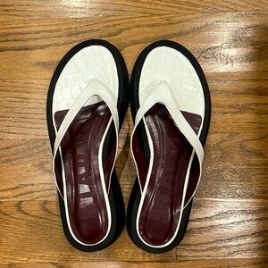 STAUD Size 8.5 Flip Flops